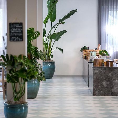 Hotel Vienna Cervia Bagian luar foto