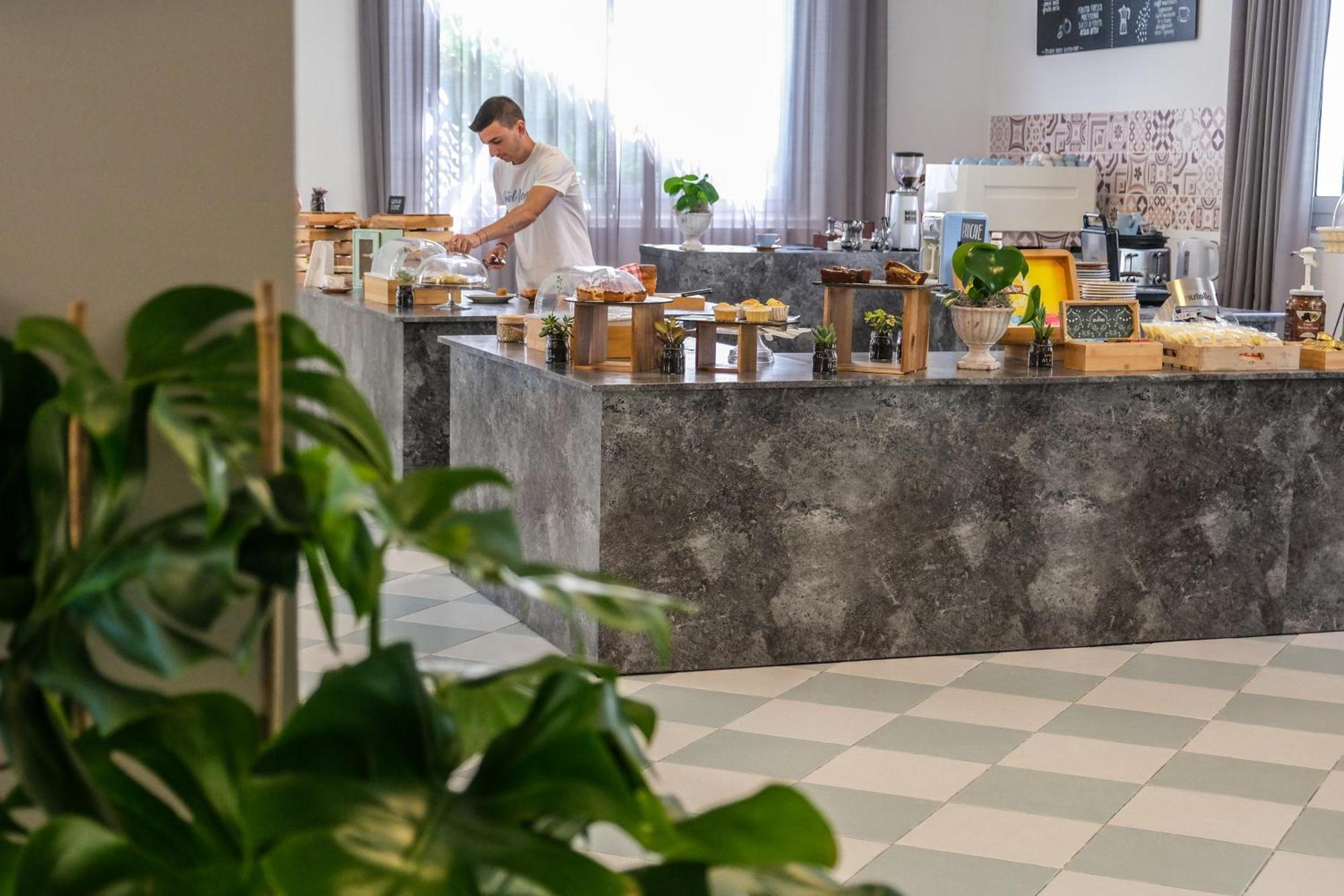 Hotel Vienna Cervia Bagian luar foto