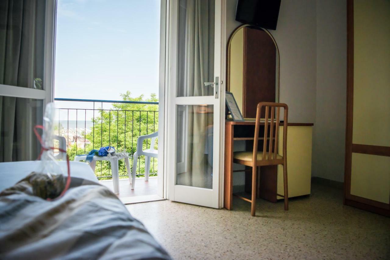 Hotel Vienna Cervia Bagian luar foto